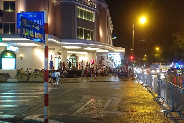 Hà Nội: Phố đi bộ Bờ Hồ hoạt động trở lại - Anh 10