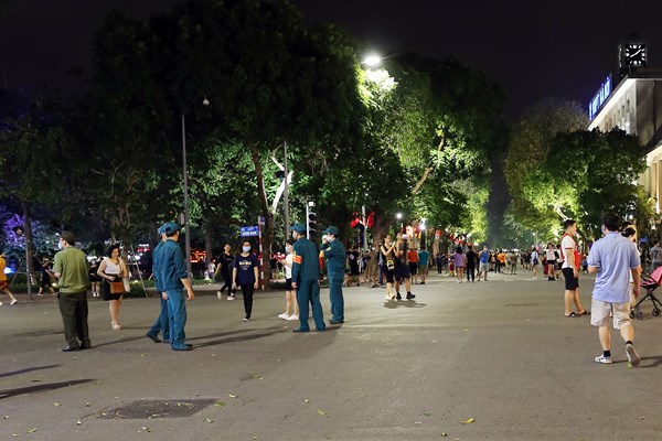 Hà Nội: Phố đi bộ Bờ Hồ hoạt động trở lại - Anh 3