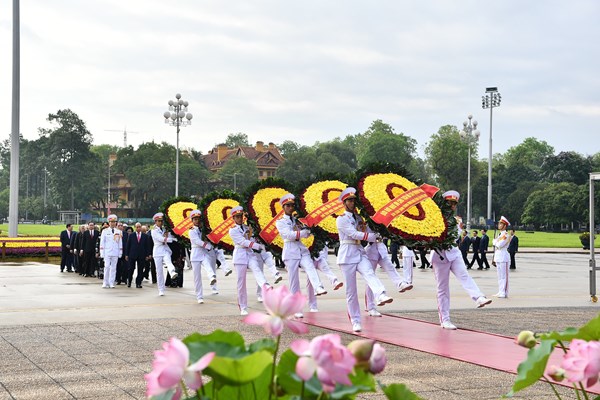 Mỗi bước đi lên của cách mạng Việt Nam gắn liền với công lao to lớn của Chủ tịch Hồ Chí Minh - Anh 2