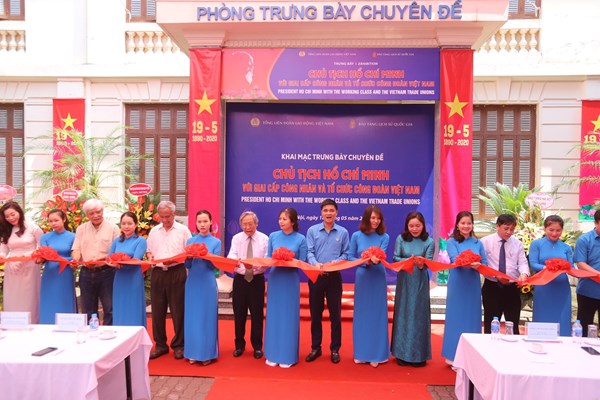 Những hiện vật, hình ảnh đẹp về Chủ tịch Hồ Chí Minh với giai cấp công nhân - Anh 1