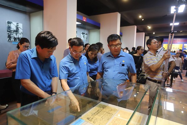 Những hiện vật, hình ảnh đẹp về Chủ tịch Hồ Chí Minh với giai cấp công nhân - Anh 4