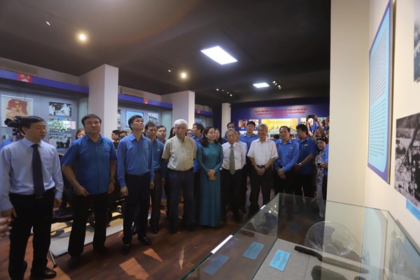 Những hiện vật, hình ảnh đẹp về Chủ tịch Hồ Chí Minh với giai cấp công nhân - Anh 2