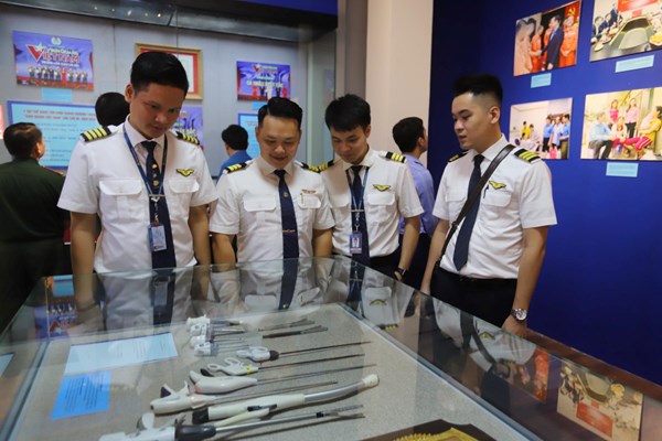 Những hiện vật, hình ảnh đẹp về Chủ tịch Hồ Chí Minh với giai cấp công nhân - Anh 6