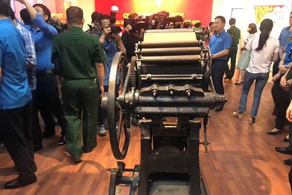 Những hiện vật, hình ảnh đẹp về Chủ tịch Hồ Chí Minh với giai cấp công nhân - Anh 13