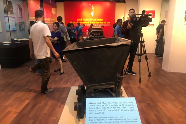 Những hiện vật, hình ảnh đẹp về Chủ tịch Hồ Chí Minh với giai cấp công nhân - Anh 14