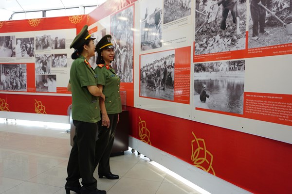 TT-Huế: Triển lãm “Hồ Chí Minh- Những nét phác họa chân dung” - Anh 2