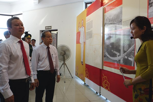TT-Huế: Triển lãm “Hồ Chí Minh- Những nét phác họa chân dung” - Anh 1