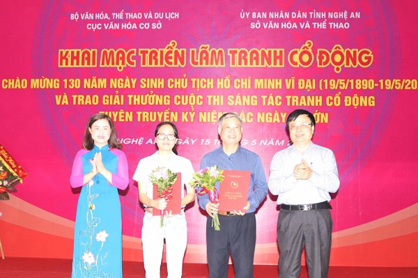 Bộ VHTTDL trao giải sáng tác tranh cổ động về Bác Hồ tại Nghệ An - Anh 2
