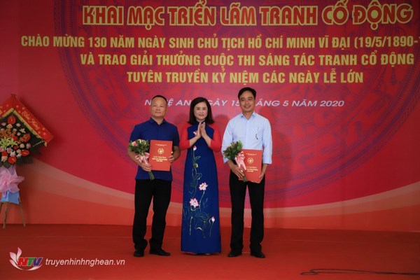 Bộ VHTTDL trao giải sáng tác tranh cổ động về Bác Hồ tại Nghệ An - Anh 3