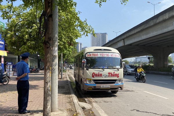 Hà Nội ra quân xử phạt xe khách vi phạm khu vực bến xe Mỹ Đình - Anh 1