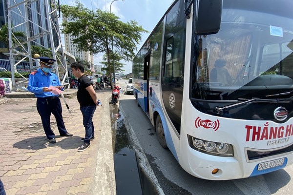 Hà Nội ra quân xử phạt xe khách vi phạm khu vực bến xe Mỹ Đình - Anh 2