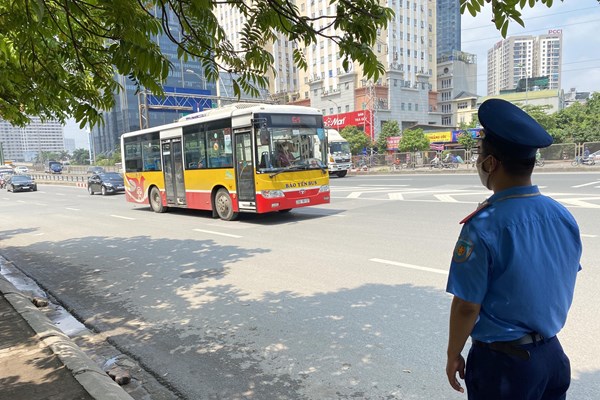Hà Nội ra quân xử phạt xe khách vi phạm khu vực bến xe Mỹ Đình - Anh 4