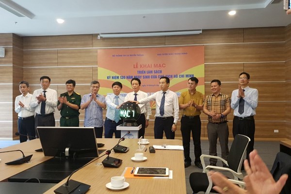 Bấm nút “mở cửa” triển lãm sách online về Bác Hồ - Anh 1