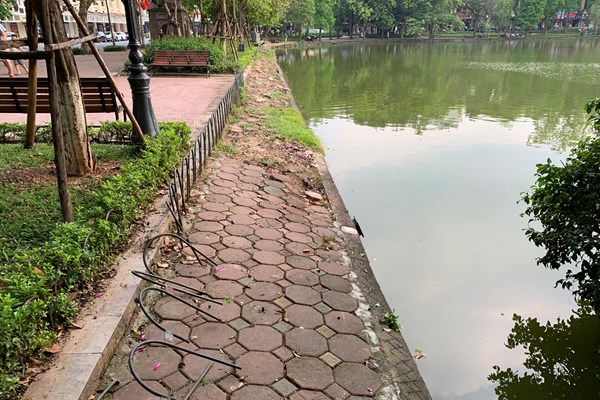 Hà Nội: Lún sụt quanh bờ Hồ Hoàn Kiếm sẽ sớm được khắc phục? - Anh 11