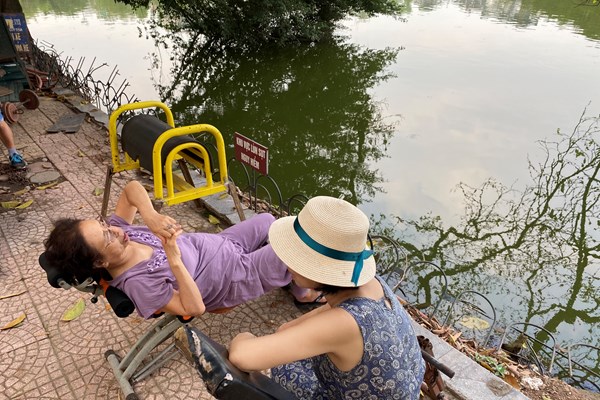 Hà Nội: Lún sụt quanh bờ Hồ Hoàn Kiếm sẽ sớm được khắc phục? - Anh 8