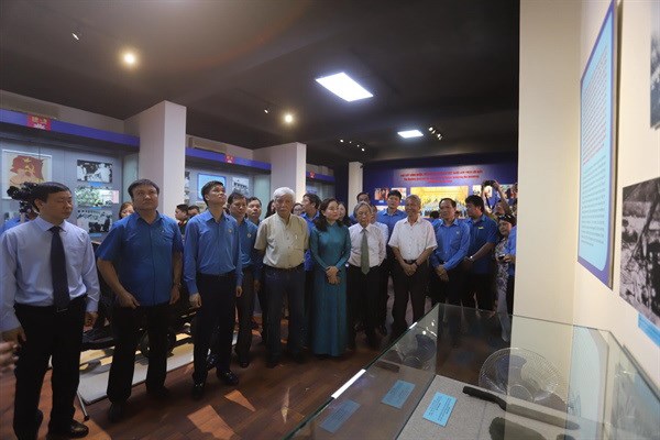 Khai mạc triển lãm Chủ tịch Hồ Chí Minh với giai cấp công nhân - Anh 1