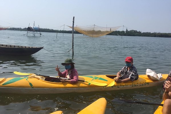 Rộn ràng tour chèo thuyền... vớt rác trên sông - Anh 1