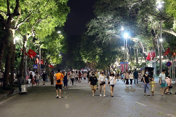 Cuộc sống “bình thường mới” không có nghĩa... hết dịch - Anh 1