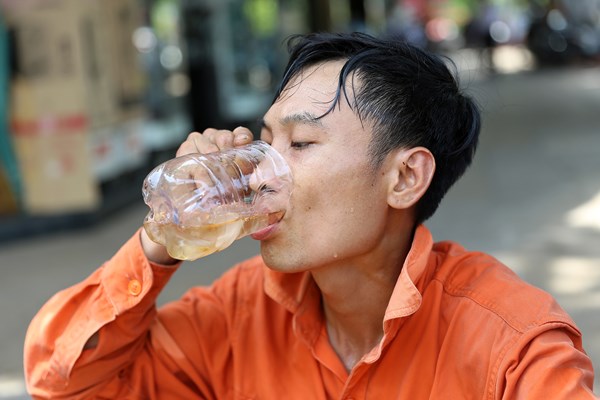 Công nhân điện lực phơi mình làm việc giữa trời nắng gần 43 độ - Anh 10