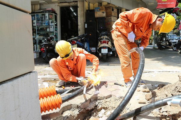 Công nhân điện lực phơi mình làm việc giữa trời nắng gần 43 độ - Anh 2