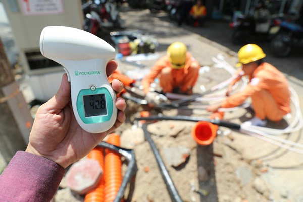 Công nhân điện lực phơi mình làm việc giữa trời nắng gần 43 độ - Anh 3