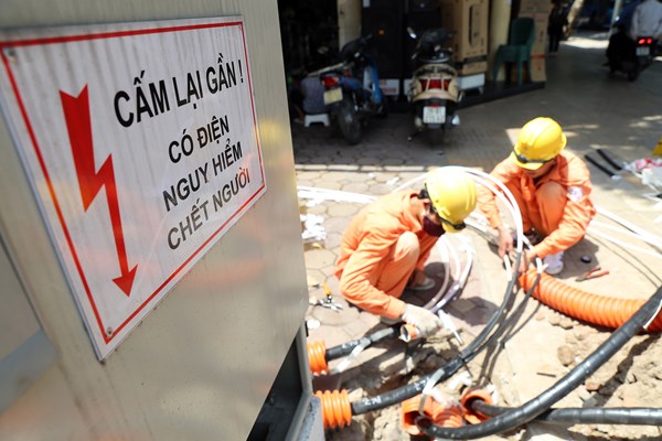 Công nhân điện lực phơi mình làm việc giữa trời nắng gần 43 độ - Anh 4