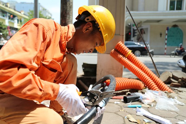 Công nhân điện lực phơi mình làm việc giữa trời nắng gần 43 độ - Anh 6