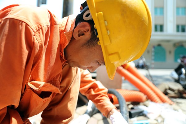 Công nhân điện lực phơi mình làm việc giữa trời nắng gần 43 độ - Anh 7