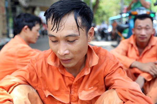 Công nhân điện lực phơi mình làm việc giữa trời nắng gần 43 độ - Anh 9