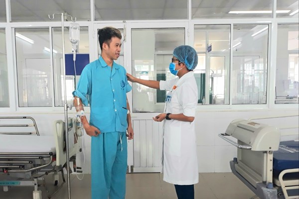 Cứu sống du khách đuối nước ngừng thở hơn 20 phút - Anh 1
