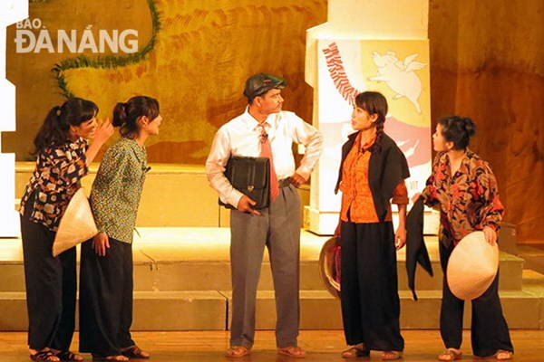 Nhà hát Kịch Việt Nam với đêm diễn mở màn Bệnh sĩ: Vui mừng như đón cơn mưa sau hạn hán... - Anh 2