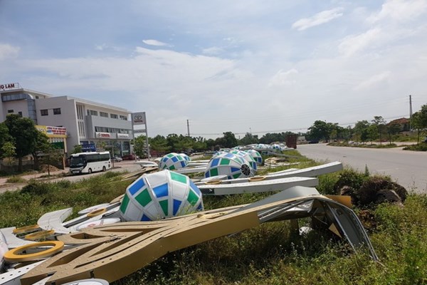 Công trình đèn trang trí đổ gục sau trận giông là do kết cấu - Anh 1