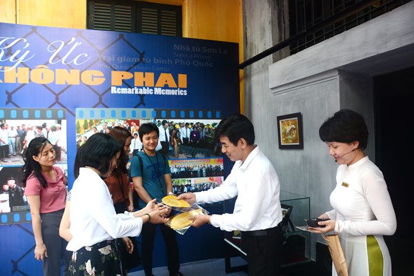 Di tích Nhà tù Hỏa Lò triển khai nhiều hoạt động thu hút du khách nội địa - Anh 4