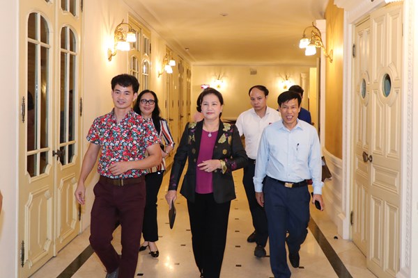 Chủ tịch Quốc hội Nguyễn Thị Kim Ngân xem vở 