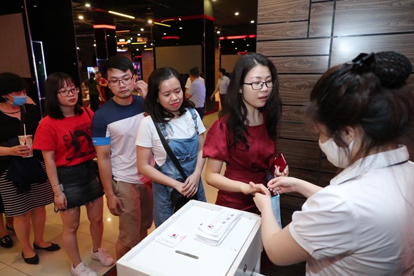 Khán giả hào hứng tới rạp chiếu phim - Anh 6