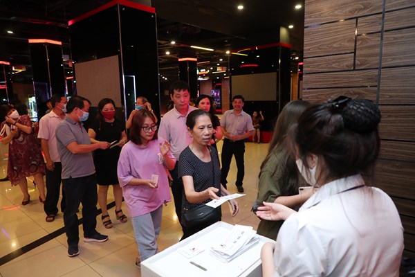 Khán giả hào hứng tới rạp chiếu phim - Anh 8