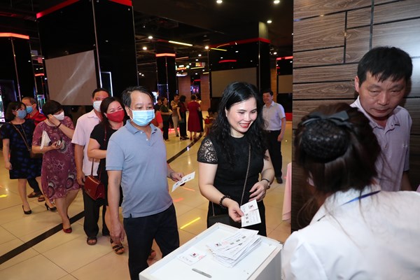 Khán giả hào hứng tới rạp chiếu phim - Anh 9