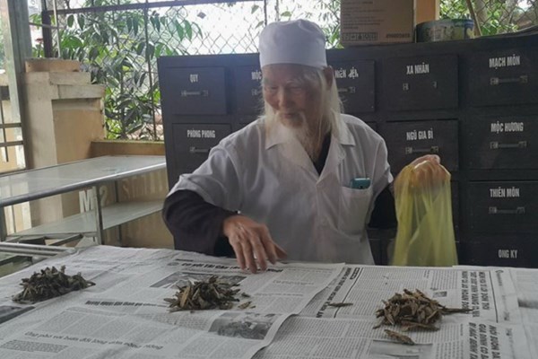 Chuyện về cụ ông 30 năm chữa bệnh, cứu người - Anh 1