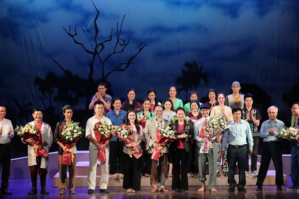 “Bệnh sĩ” thắp sáng sân khấu Nhà hát Lớn - Anh 1