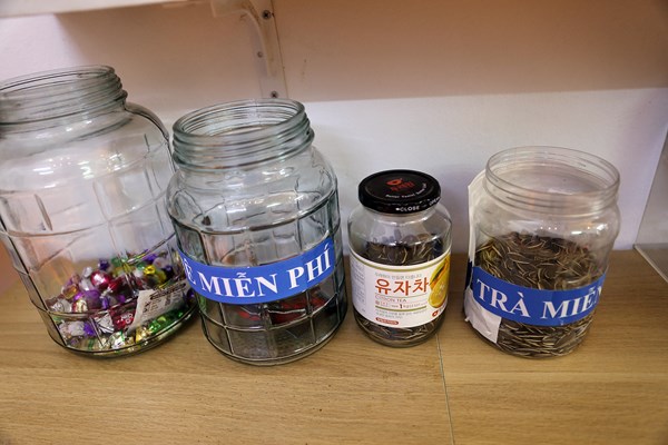 Độc đáo thư viện miễn phí: Trà, coffee, nước uống, internet … - Anh 5