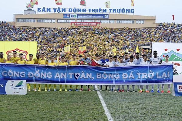 Khi trái bóng lăn trở lại - Anh 1