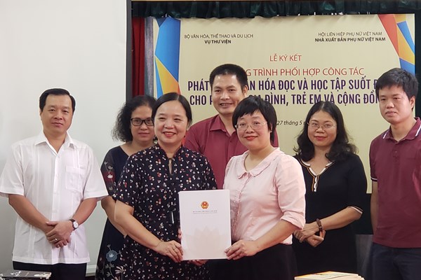Phát triển văn hóa đọc cho phụ nữ, trẻ em, gia đình và cộng đồng - Anh 2