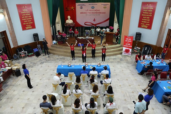 Giảng viên, sinh viên Trường Cao đẳng Du lịch Hà Nội sẻ chia giọt máu nghĩa tình - Anh 1