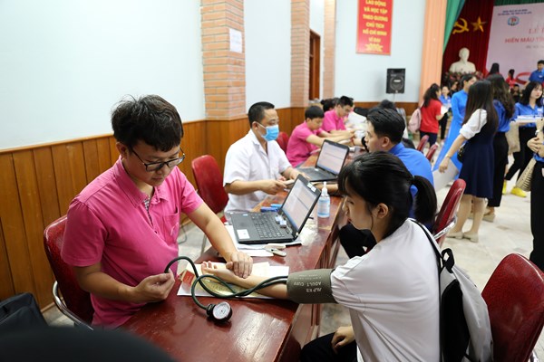 Giảng viên, sinh viên Trường Cao đẳng Du lịch Hà Nội sẻ chia giọt máu nghĩa tình - Anh 5