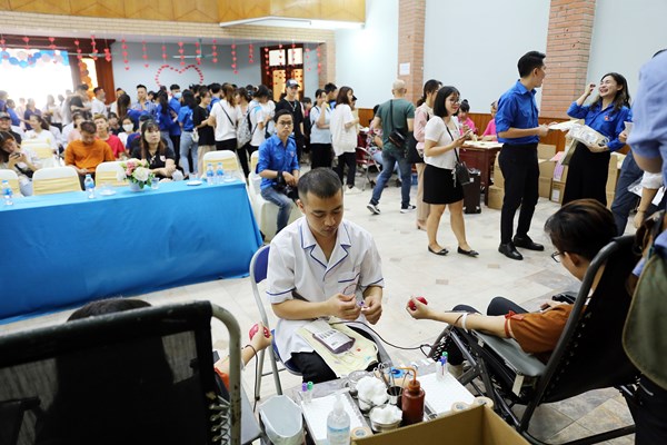 Giảng viên, sinh viên Trường Cao đẳng Du lịch Hà Nội sẻ chia giọt máu nghĩa tình - Anh 9