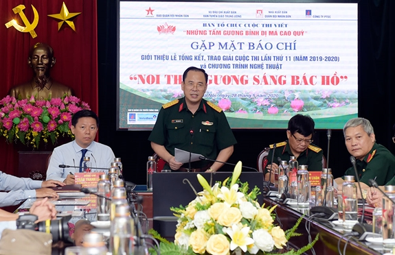 16 tác giả được trao giải cuộc thi “Những tấm gương bình dị mà cao quý” - Anh 1