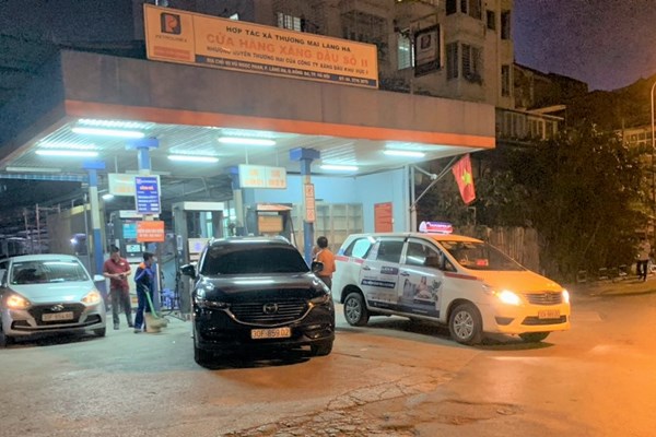 “Găm hàng” xăng dầu chờ tăng giá: Phạt nặng cho chừa - Anh 1