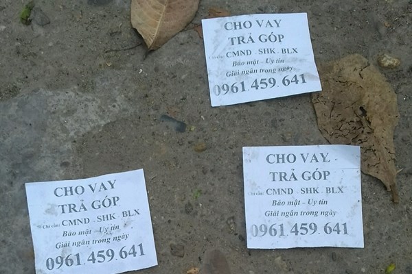 Một thanh niên bị phạt 5,2 triệu đồng vì rải tờ rơi cho vay tiền - Anh 1