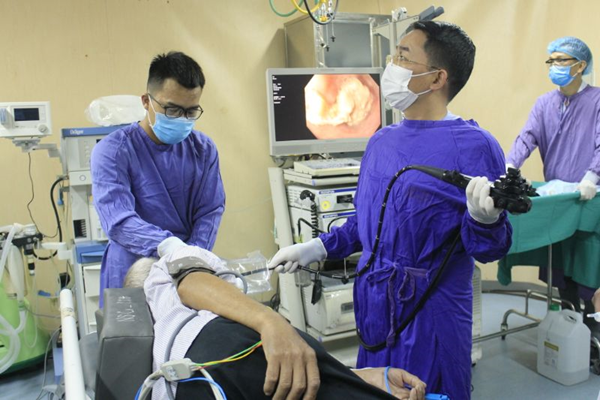 Một người đàn ông phát hiện mắc ung thư thực quản nhờ… “hóc” thịt - Anh 1