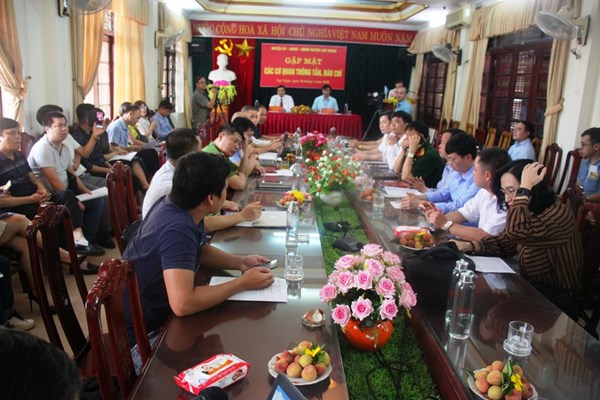 Khách du lịch có cơ hội đi xe trâu thăm các vườn vải thiều Lục Ngạn - Anh 1